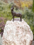 Rottenecker Bronzefigur Steinbock mit Rosario Findling