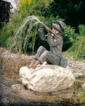 Rottenecker Bronzefigur Hans mit Rosario Stein, wasserspeiend