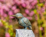 Rottenecker Bronzefigur Eisvogel Flgel zu mit Granit Findling