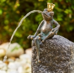 Rottenecker Bronzefigur Froschknig Martin mit Granit Findling, wasserspeiend