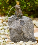 Rottenecker Bronzefigur Froschkönig Klaus mit Granit Findling, wasserspeiend