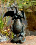 Rottenecker Bronzefigur Drache mit Walnuss, wasserspeiend