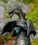 Rottenecker Bronzefigur Drache mit Walnuss, wasserspeiend