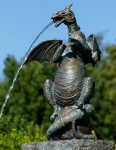 Rottenecker Bronzefigur Drache mit Walnuss, wasserspeiend