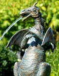 Rottenecker Bronzefigur Drache mit Walnuss, wasserspeiend