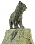 Rottenecker Bronzefigur junge Katze stehend mit Granit Findling