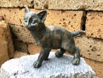 Rottenecker Bronzefigur junge Katze stehend mit Granit Findling