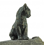 Rottenecker Bronzefigur junge Katze sitzend mit Granit Findling