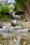 Rottenecker Bronzedrachenvogel Farina auf Kugel, wasserspeiend