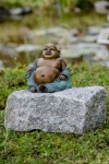 Rottenecker Bronzefigur Buddha auf Granitfindling
