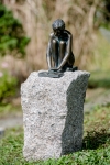 Rottenecker Bronzefigur Mädchen lesend Iris auf Granitstein
