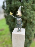 Rottenecker Bronzefigur Wichtel Junge auf Natursteinsäule poliert