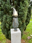 Rottenecker Bronzefigur Wichtel Mädchen auf Natursteinsäule poliert