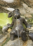 Rottenecker Bronzefigur Emil der Hase, wasserspeiend