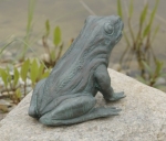 Rottenecker Bronzefigur Grasfrosch, wasserspeiend