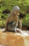Rottenecker Bronzefigur Lene, wasserspeiend