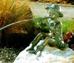 Rottenecker Bronzefigur Toni mini, wasserspeiend