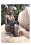 Rottenecker Bronzeskulptur Alessia klein, wasserspeiend