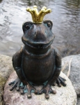 Rottenecker Bronzefigur Froschkönig Ratomir, wasserspeiend