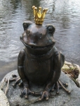 Rottenecker Bronzefigur Froschkönig Teodor, wasserspeiend