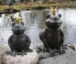 Rottenecker Bronzefigur Froschknig Teodor, wasserspeiend