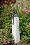 Rottenecker Bronzeskulptur Emanuelle auf Granitstele