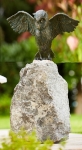 Rottenecker Bronzefigur Uhu, Flügel offen, auf Granit