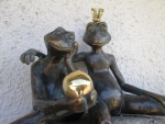 Rottenecker Bronzefigur Froschknigpaar, wasserspeiend