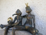 Rottenecker Bronzefigur Froschknigpaar, wasserspeiend