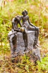 Rottenecker Bronzefigur Froschknigpaar auf Granit, wasserspeiend