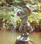 Rottenecker Bronzefigur die erste Pirsch, wasserspeiend