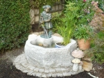 Rottenecker Bronzefigur Kleine Gärtnerin auf Granitbrunnen
