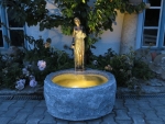 Rottenecker Bronzefigur Kassandra auf Granitbrunnen