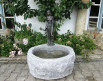 Rottenecker Bronzefigur Kassandra auf Granitbrunnen