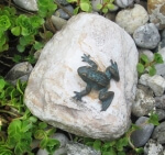 Rottenecker Bronzefigur Mini-Frosch auf Stein