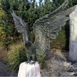 Rottenecker Bronzefigur Seeadler auf Rosario-Sule