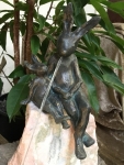 Rottenecker Bronzefigur Hasenpaar sitzend mit Stein, wasserspeiend