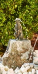 Rottenecker Bronzefigur Erdmännchen mittel, wasserspeiend auf Granit
